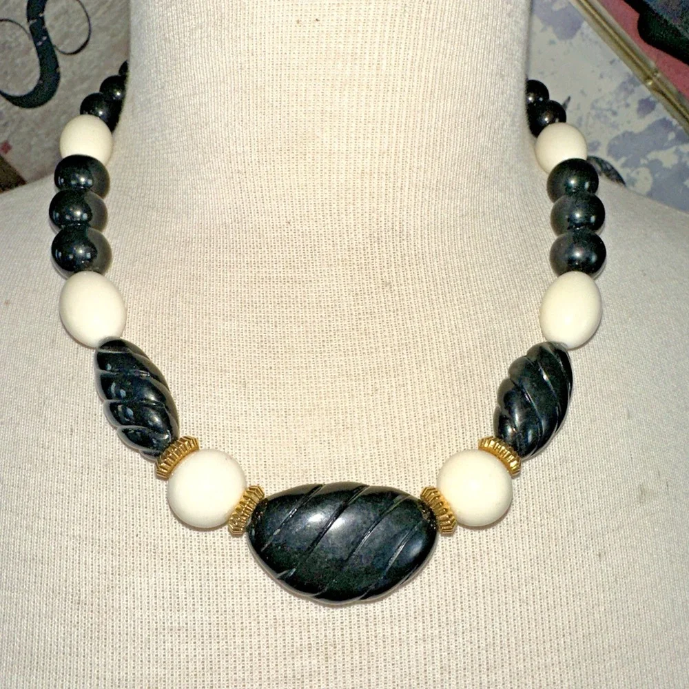 Unbranded Statement Necklace Women OS Black Cream Excellent Chunky Resin Beads
